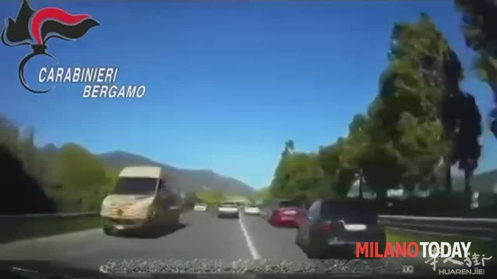 Inseguimento carabinieri nel Bergamasco, auto si ribalta. Video dell'incidente.jpg