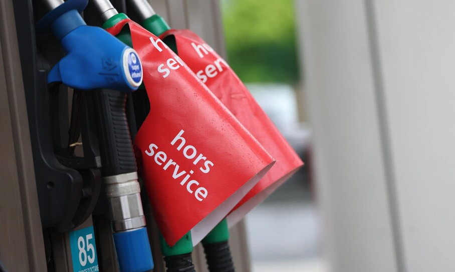 法国油价有望回落：大型加油站最早4月10日开始降价