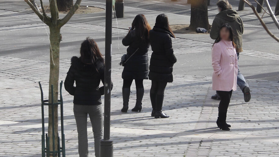 巴黎 Belleville 街头中国女性处境愈发脆弱：隐形化背后，是更高风险 ...