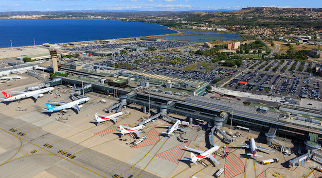 法国马赛机场突发混乱：醉酒乘客误开紧急门，约千名旅客绕过安检，7个航班受影响 ...