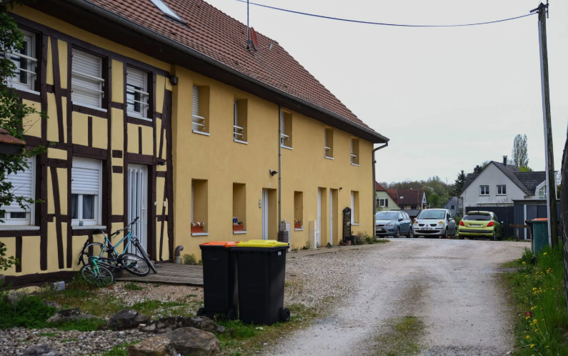 阿尔萨斯9岁男童被关在货车内近两年：父亲称“别无选择”，检方称最高可判30年 ...