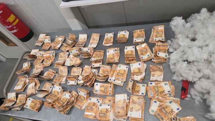 毛绒熊里竟塞了5万欧元现金！荷兰分拣中心查获可疑包裹，警方已展开调查 ...