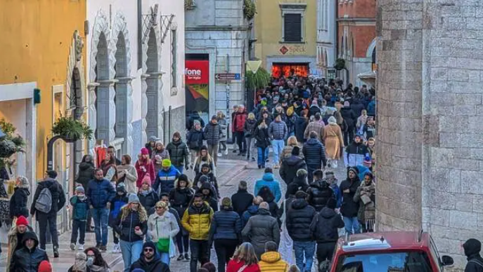 意大利人口不再持续下滑：移民，正在为这个老龄国家“托底”