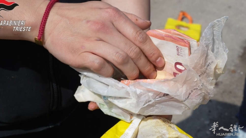 误将7000欧元现金当垃圾扔掉：宪兵翻找两天后如数找回