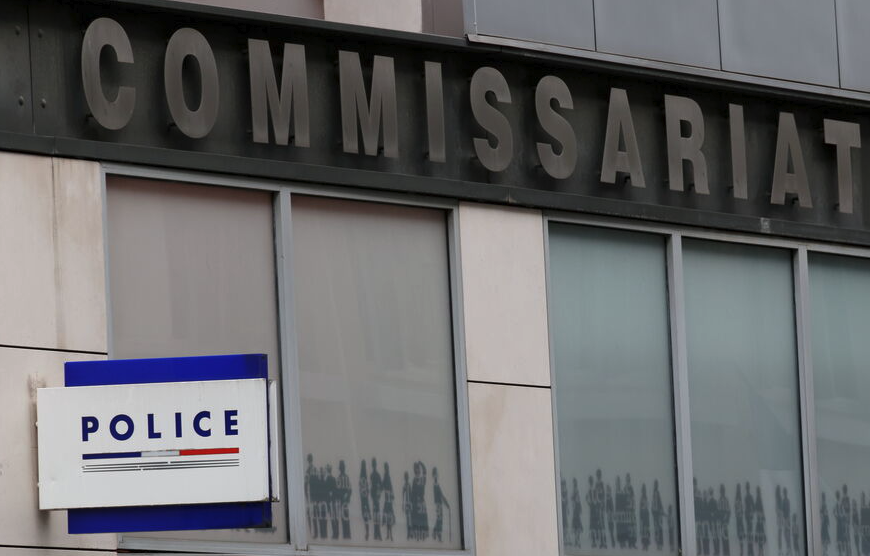 法国萨塞勒警局爆出严重指控：3名警员因涉嫌对被拘留者施暴并实施性侵，被正式带走问