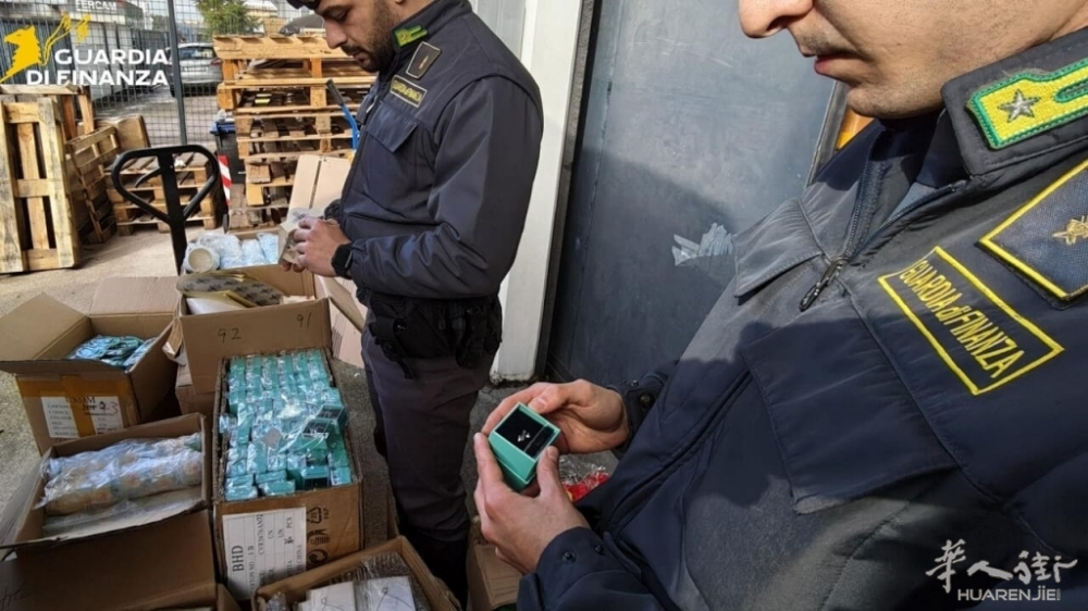 Monili contraffatti Termini 2.jpg