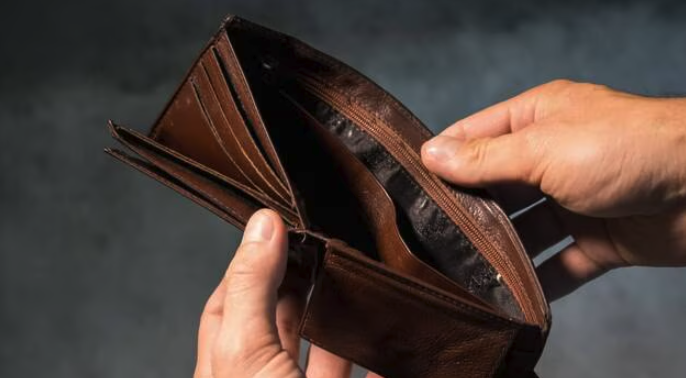 西班牙两名女学生捡到1332欧现金：紧张、犹豫后，她们选择报警归还 ...