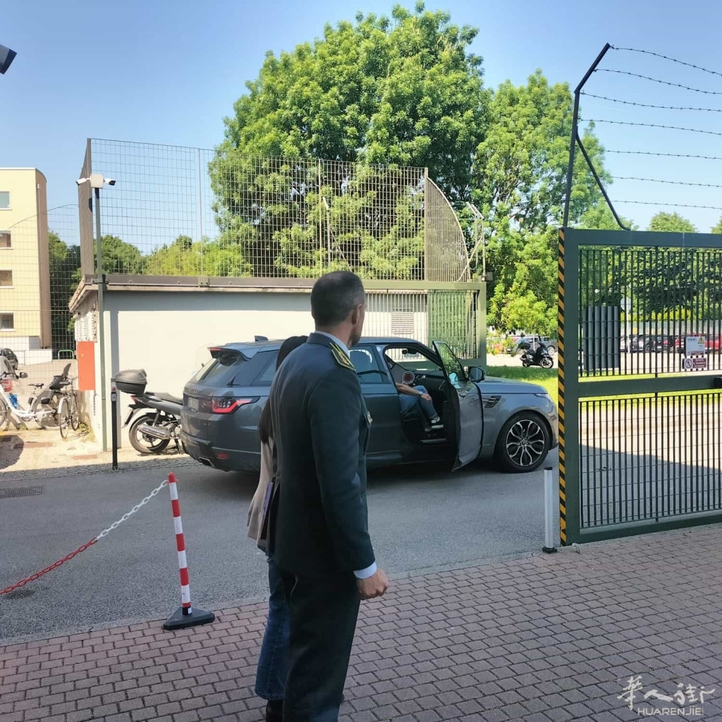 Uno dei destinatari della misura in carcere accompagnato al Due Palazzi dai finanzieri.jpg