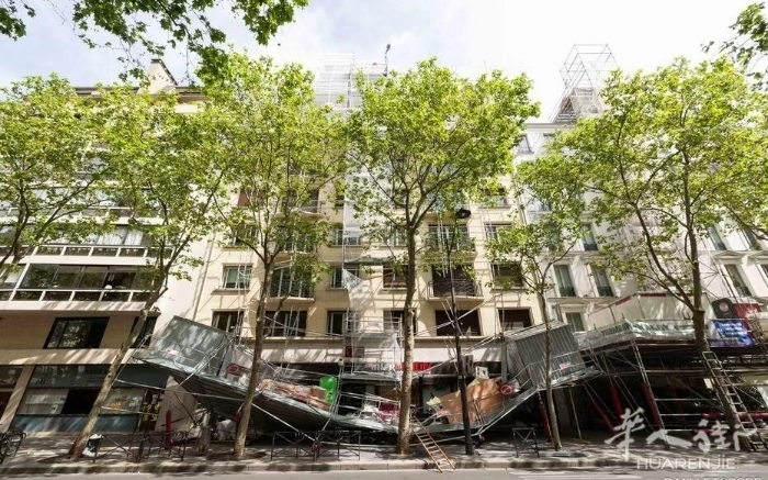 奇迹！巴黎超市门口脚手架坍塌无人伤亡！