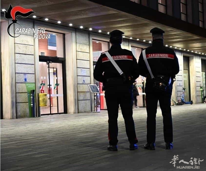 I carabinieri nel piazzale della stazione.jpg