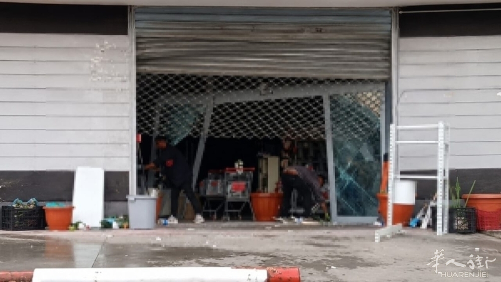 暴力夜袭：重型车辆撞开大门，大型华人商场被席卷一空