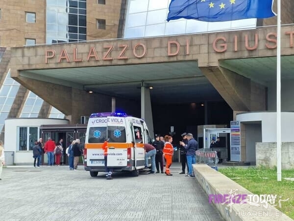L'ambulanza intervenuta questa mattina al Palazzo di Giustizia.jpeg