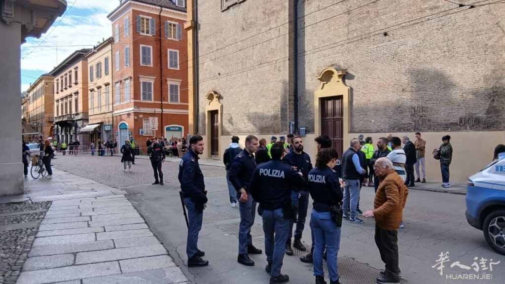 Auto piomba sulla folla in via Emilia Centro - Modena, 16 maggio 2026 (2).jpg