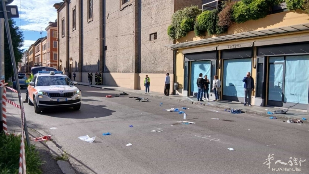 Auto piomba sulla folla in via Emilia Centro - Modena, 16 maggio 2026 (1).jpg
