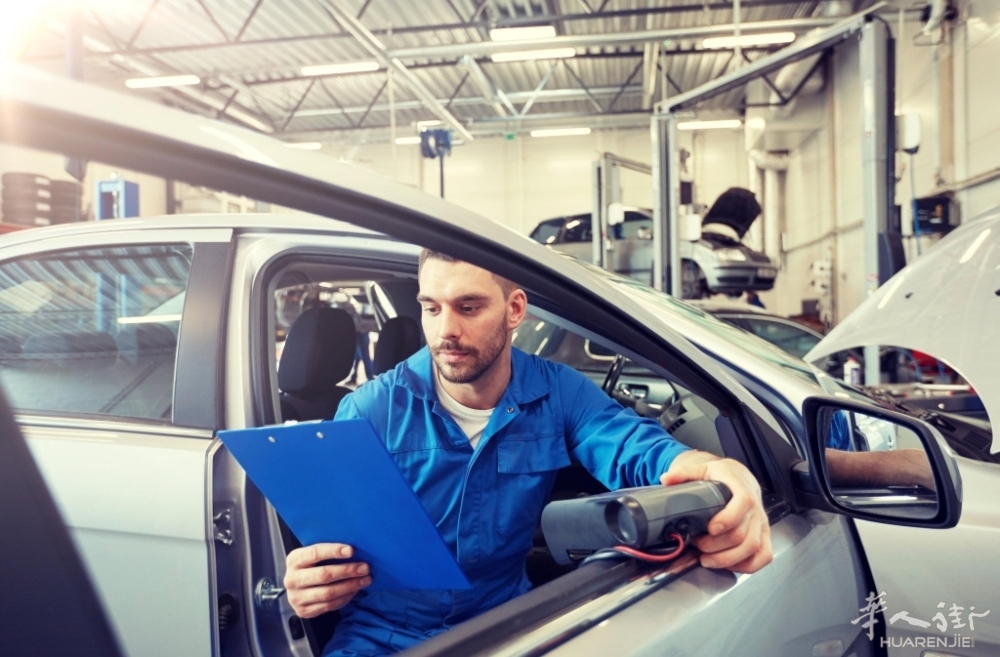 Meccanico-effettua-la-revisione-auto.jpg