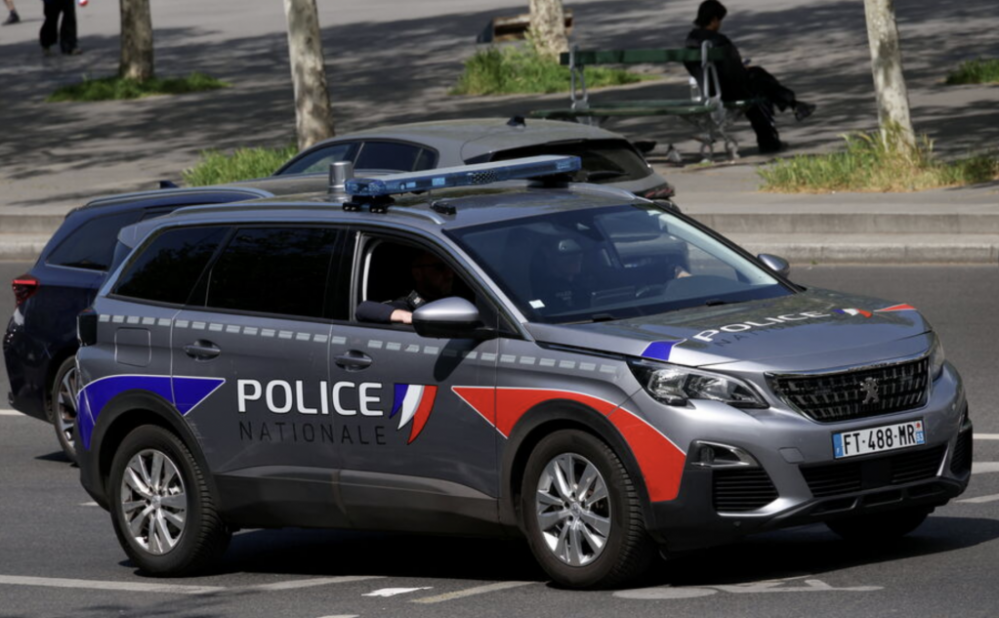 博比尼：持两把刀冲向警察，男子遭警方开枪击毙