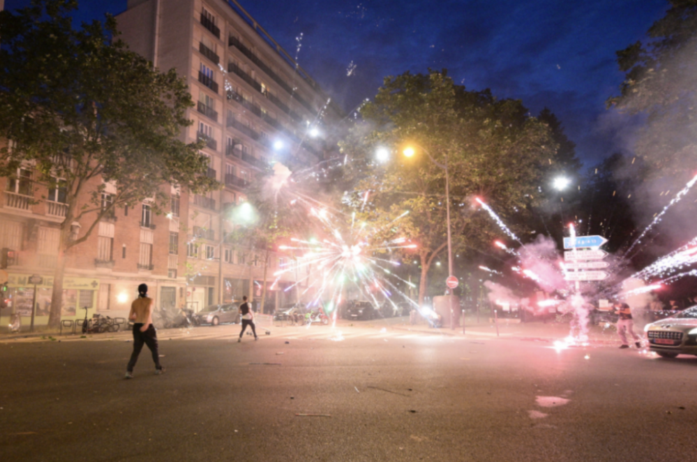 PSG卫冕欧冠夜巴黎爆发骚乱：306人被拘留、至少1人死亡、1名青少年陷入昏迷、多名警察 ...