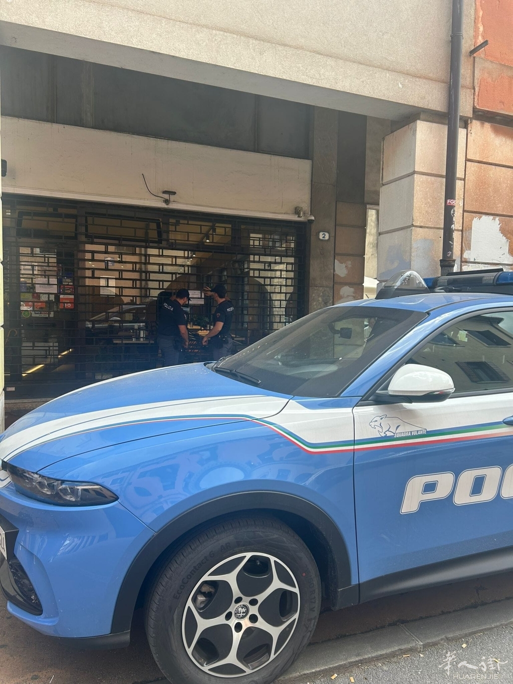 Gli agenti davanti al bar Clistina.jpg