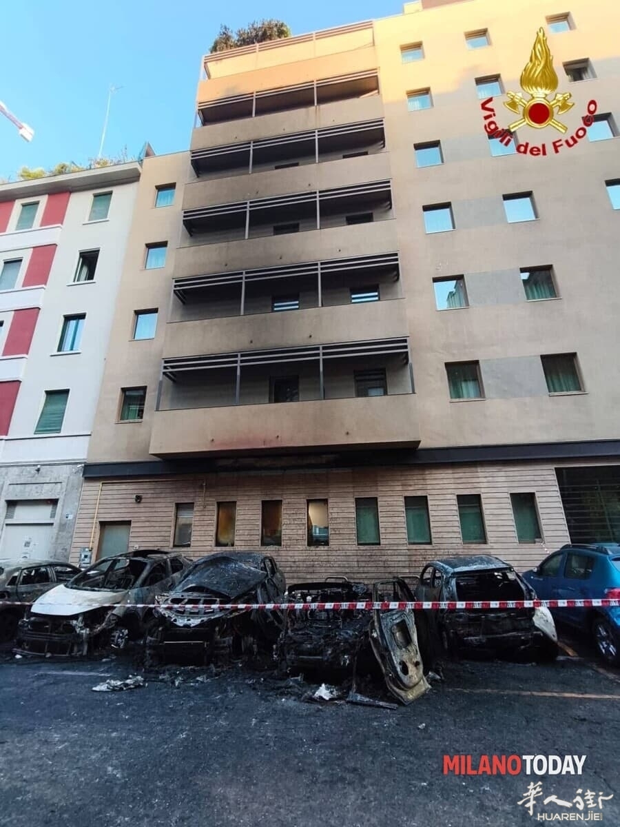 Le auto carbonizzate - Foto Vigili del fuoco.jpg
