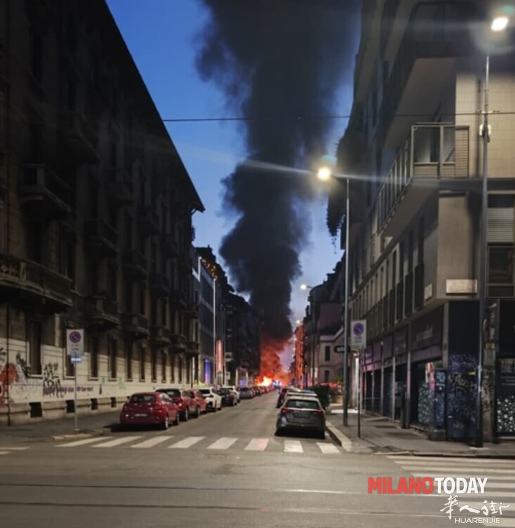 Le fiamme in via Macchi - Foto inviata a MilanoToday da un lettore (2).jpg