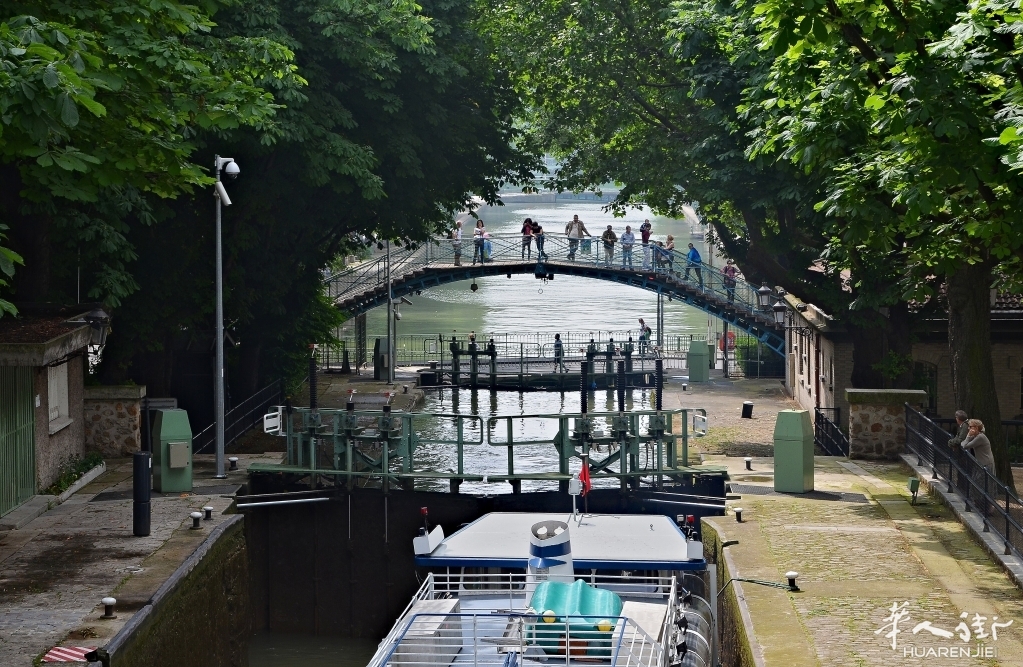 Paris_Canal_St-Martin_écluses_Récollets_2013.jpg