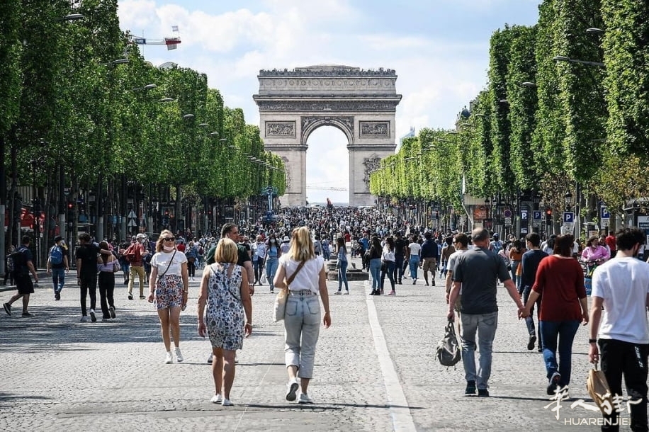 Champs-Elysees-pietons-premiers-dimanches-du-mois.jpg