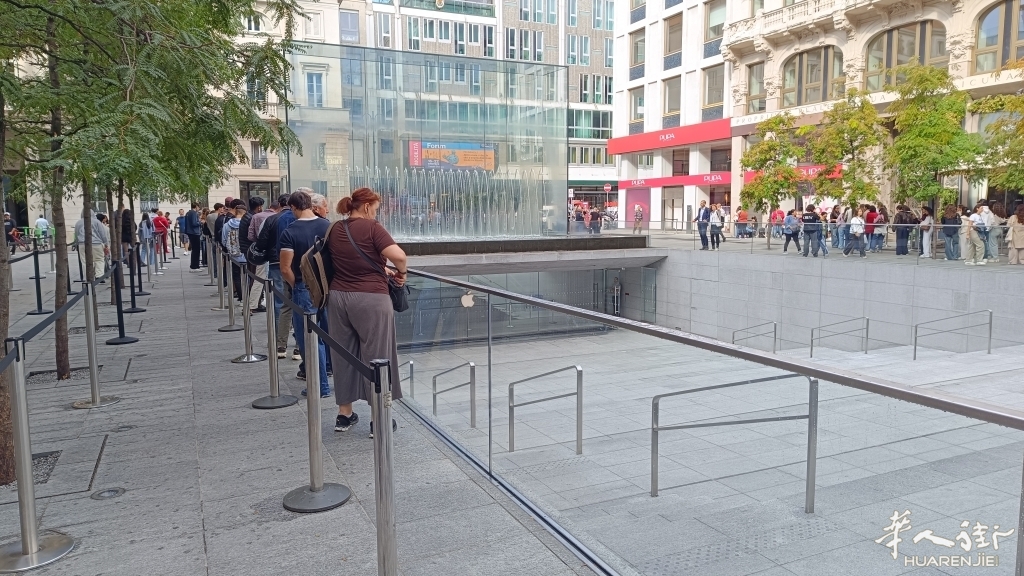 Coda di clienti fuori dall'Apple Store.jpeg