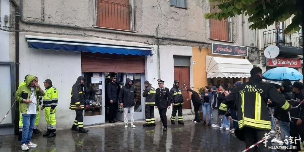 negozio-cinese-in-corso-vittorio-emanuele-e-volontari-protezione-civile-Manuel-B.jpg