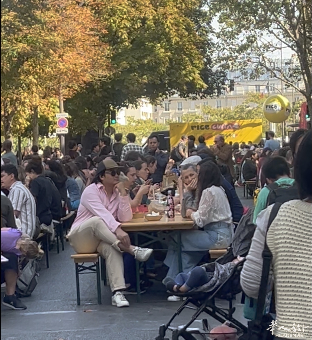 大路封闭做主席台和长条餐桌椅.jpg
