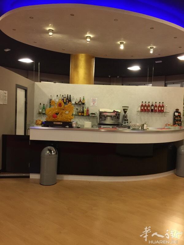 酒吧带老虎机店转让。隔壁还有个按摩老虎转让，一个月