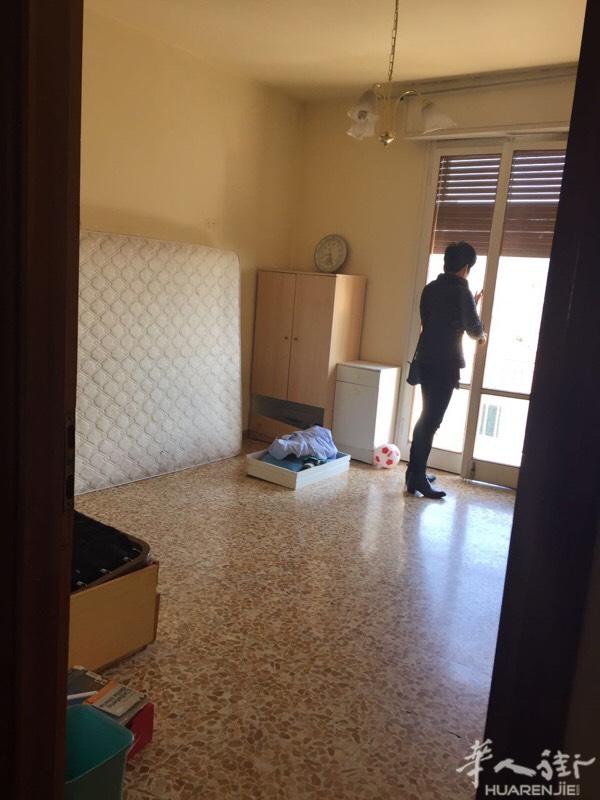 阳光超市对面Prato