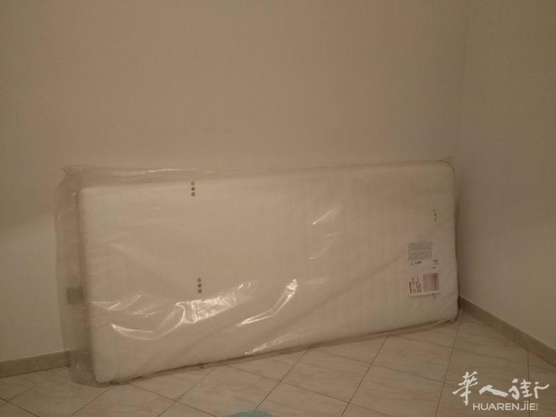 全新单人床垫和床架出售。  tel .  328014704