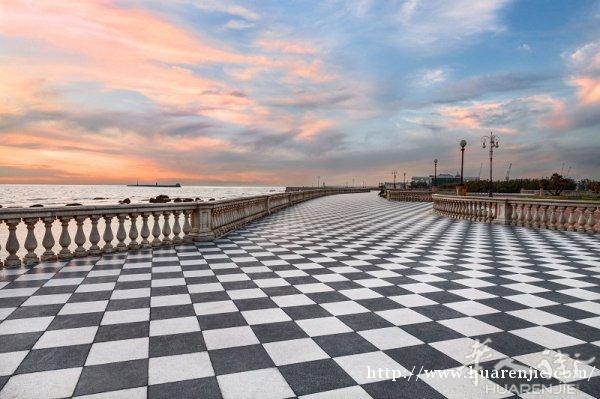 海边城市Livorno 转让 WOK 带寿司转盘 生意稳定 