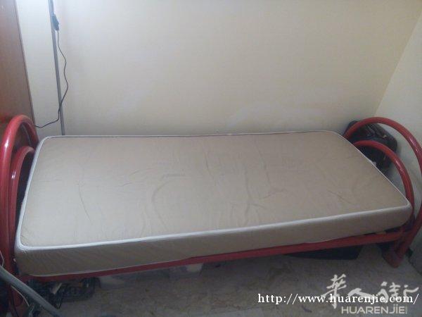 出售2个床架和床垫