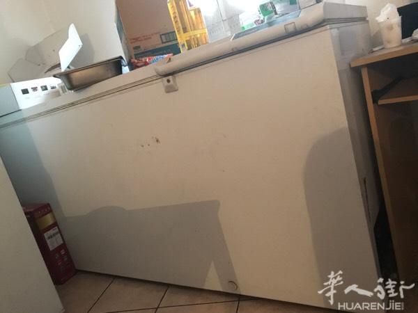 二手出售一个冰柜和自助餐馆放菜的铁盘 数量若干