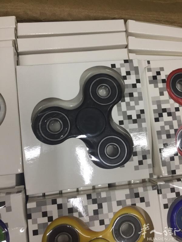出售 大量 陀螺。   可以批发 也可以零售。