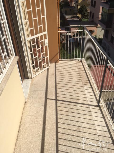 via dei platani 有房出售 近C线地铁MIRTI3分钟走路 两室一厅