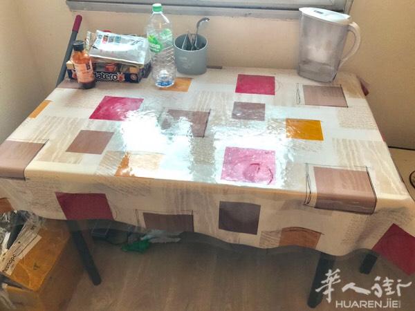 出一个 大餐桌 加3个椅子 50欧 15区自提