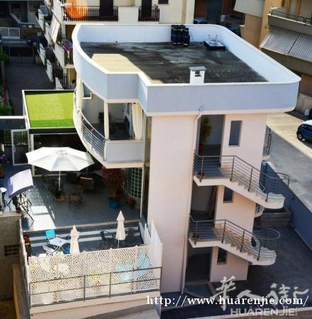 有个老外的海滩旅馆要出售面对大海