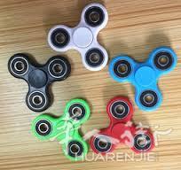 疯魔全球的指尖陀螺十几个款式全部处理价。