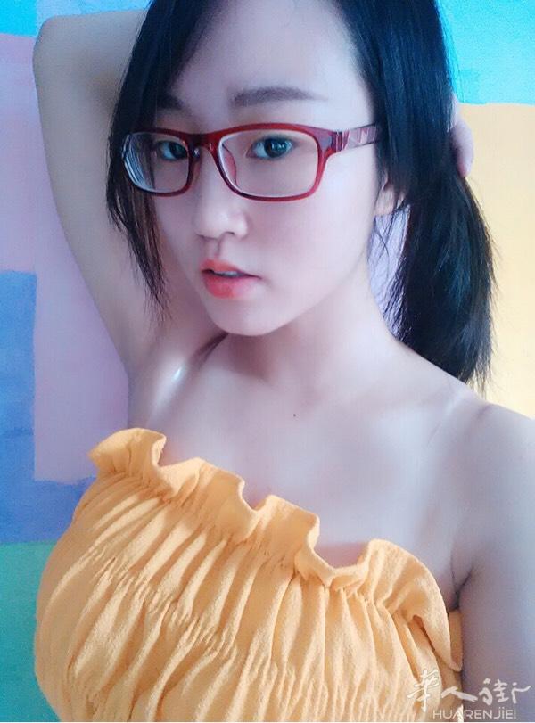 刚来巴黎很无助 25岁 云南美女 想交朋友  喜欢