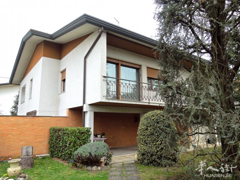 Vendesi Casa Singola Grande su due piani