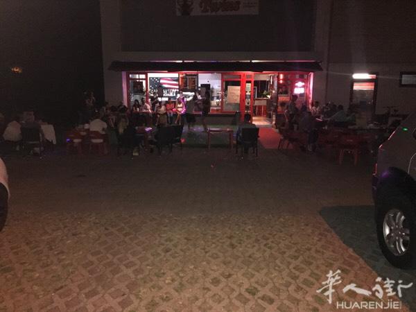 酒吧带餐馆。生意好。位置好:。停车场地大:。大路边