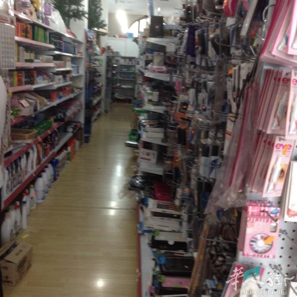 本人在Lecce有一家百货店经验多年。位置好。房租