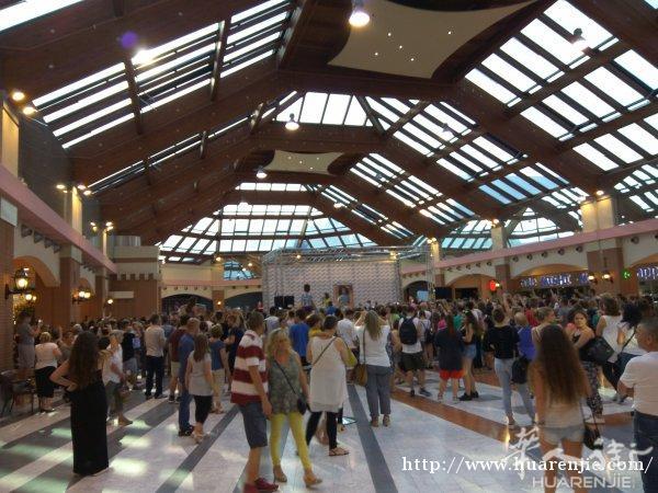 ☞轉讓 公司裡面的餐館轉讓，客流量大，生意穩定，創業的好機會，有意者電話 3332650864 3778244674 地址 La corte lombarda