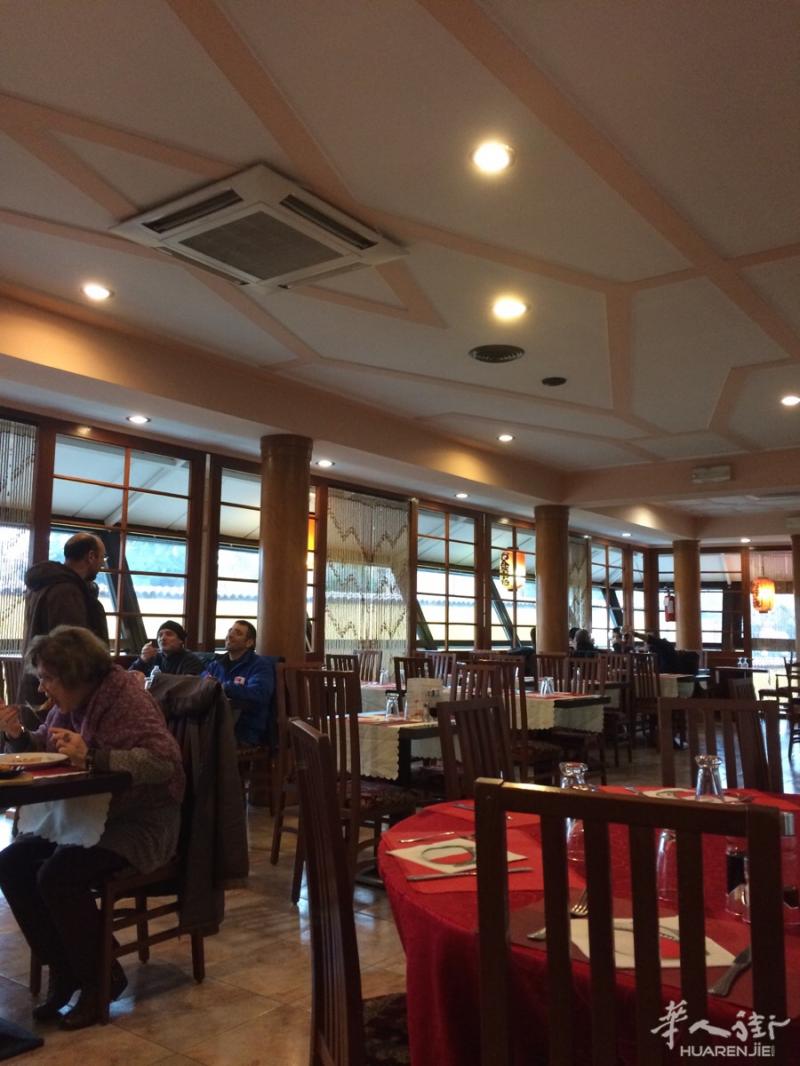 本人有中歺带意歺pizza sushi. 多年老店