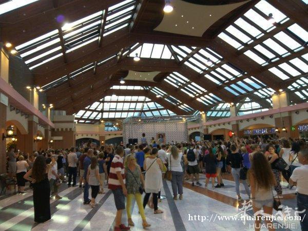 公司裡面的餐館轉讓，客流量大，生意穩定，股東之間鬧矛盾轉， 地址 La corte lombarda