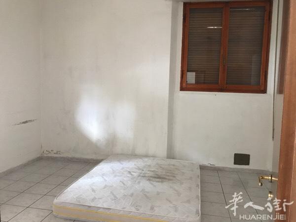 Via roma 红袋子公司附近 地面层50平方