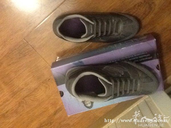 卖运动鞋40号从网上订我超级喜欢但小一码买来€50现卖€20，0751280520