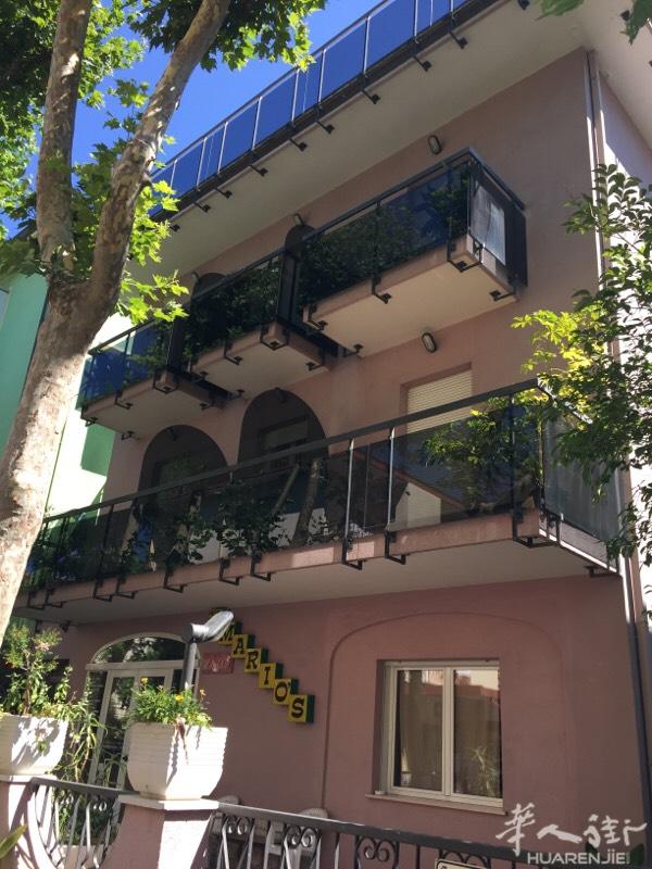 位于 Rimini 海滩边新开旅馆 房间出租，干净